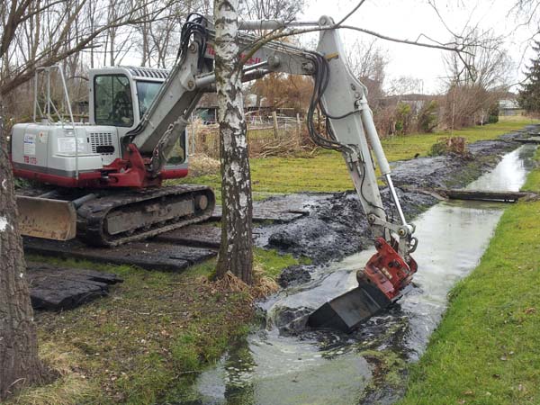 Arbeiten in Moorböden unter Verwendung von Baggermatratzen