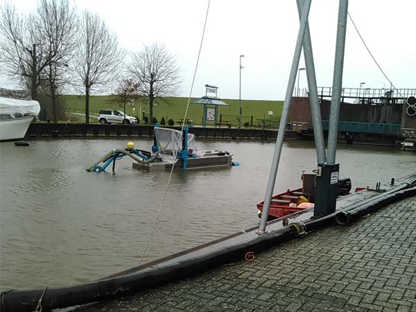 Entschlammen einer Hafenzufahrt Entschlammen einer Hafenzufahrt
