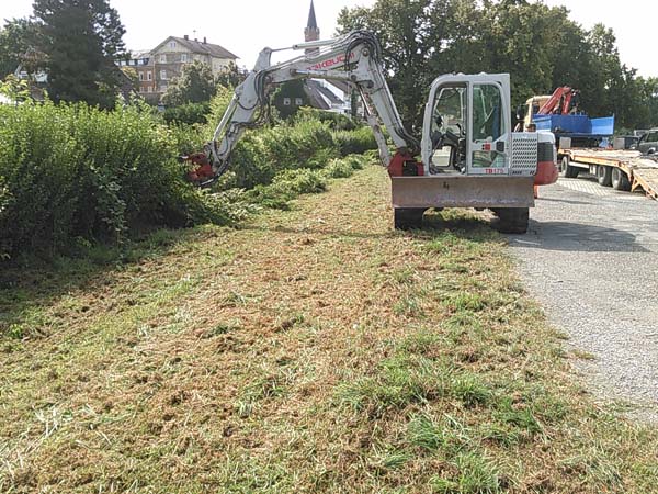 8 To Gummi-Kettenbagger mit Heckenschere am Powertilt-Schwenkkopf monitert