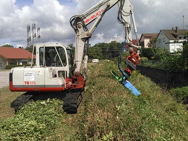 8 To Gummi-Kettenbagger mit Heckenschere am Powertilt-Schwenkkopf monitert 8 To Gummi-Kettenbagger mit Heckenschere am Powertilt-Schwenkkopf monitert