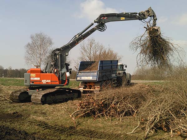 Holzgreifer am Bagger, Lkw mit Muldenaufbau, Traktor mit Muldenkipper, Lkw zur Selbstbeladung Kran-Holzgreifer-Mulde