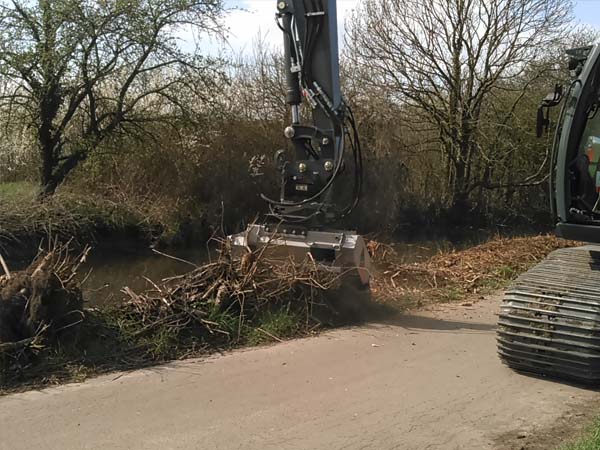 Forstmulcher am Kurzheck-Moorkettenbagger Forstmulcher am Kurzheck-Moorkettenbagger