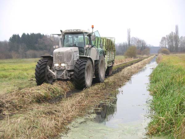 Traktor mit Ladewagen zum Aufnehmen