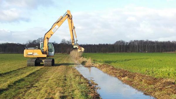 Großer Kettenbagger mit bodenschonenden Moorketten und Mähkorb